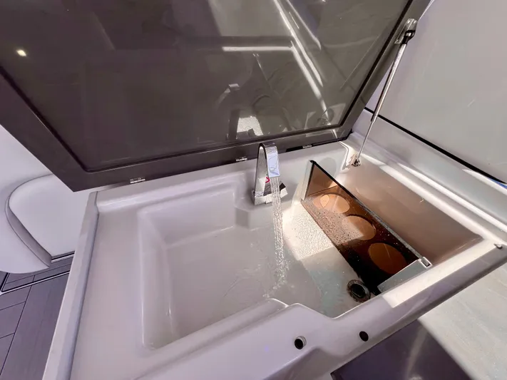 Impulse Yacht Photos Pics Aviara AV 32 Outboard 2022 boat sink with running water and cover.