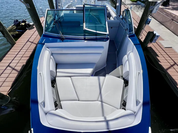Impulse Yacht Photos Pics 2022 Aviara AV 32 Outboard boat with spacious seating and sleek design.
