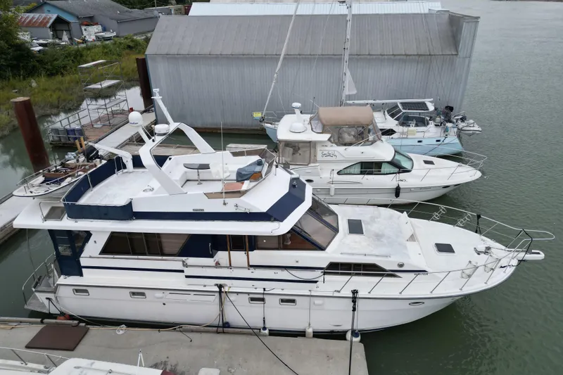 Qui-si-sana Yacht Photos Pics 1989 Jefferson 52 Victory yacht docked alongside other boats in a marina.