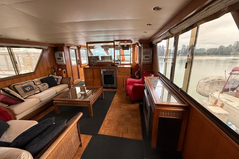 Qui-si-sana Yacht Photos Pics Interior of a 1989 Jefferson 52 Victory yacht with cozy seating and large windows.