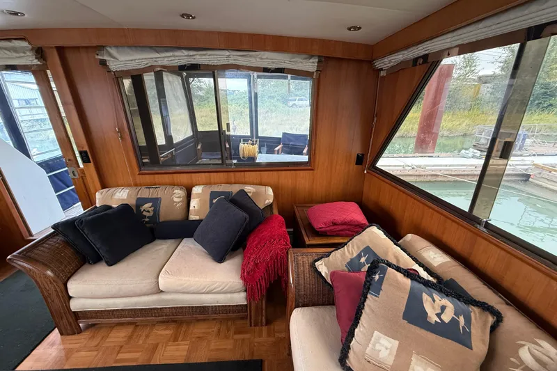 Qui-si-sana Yacht Photos Pics Interior of 1989 Jefferson 52 Victory yacht with cozy seating and large windows.