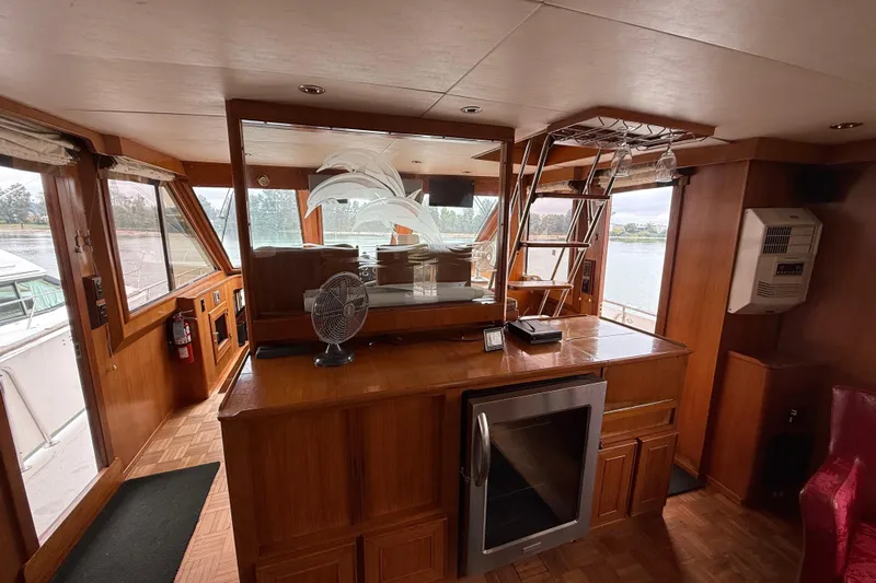 Qui-si-sana Yacht Photos Pics Interior of 1989 Jefferson 52 Victory yacht with wooden cabinetry and river view.