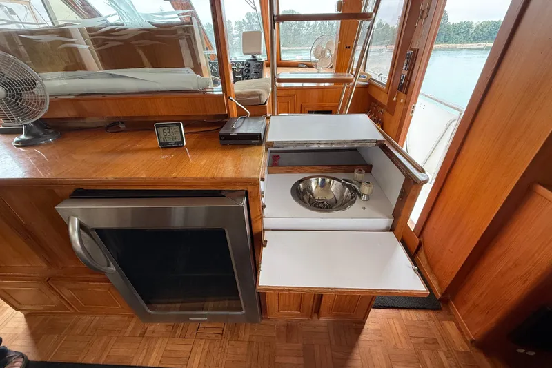 Qui-si-sana Yacht Photos Pics Interior of 1989 Jefferson 52 Victory yacht with kitchenette and stainless steel sink.