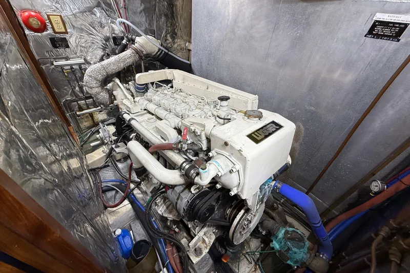 Qui-si-sana Yacht Photos Pics Engine room of a 1989 Jefferson 52 Victory yacht, featuring a detailed engine setup.