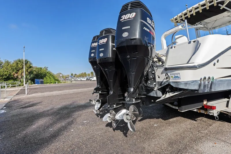  Yacht Photos Pics 2004 Hydra-Sports Vector 3300 CC with Suzuki outboard engines.