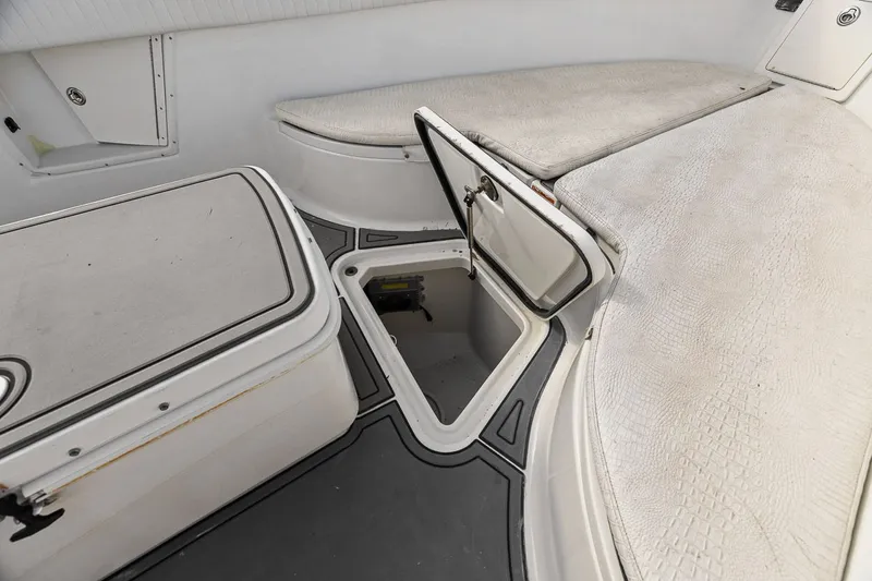  Yacht Photos Pics Interior of a 2004 Hydra-Sports Vector 3300 CC boat.