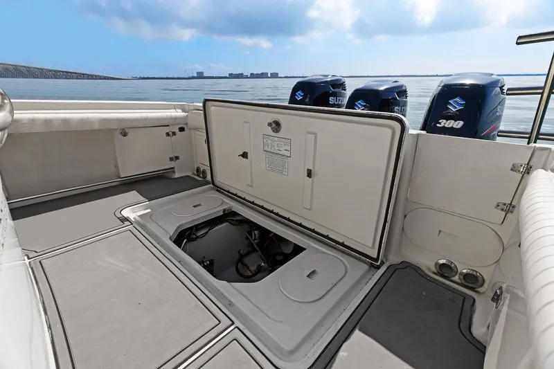  Yacht Photos Pics 2004 Hydra-Sports Vector 3300 CC with Suzuki engines on open water.