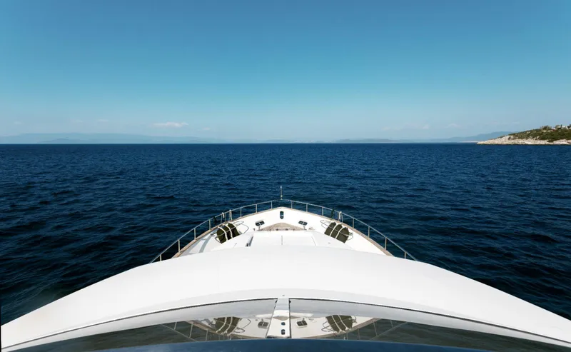  Yacht Photos Pics Leopard 26 Flybridge yacht cruising on open sea, 2004 model.