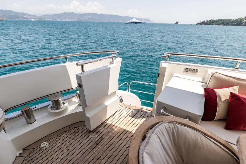 Jasmine Luna Yacht Photos Pics Luxurious Moonen JASMINE LUNA yacht deck with ocean view, featuring comfortable seating, 2007 model.