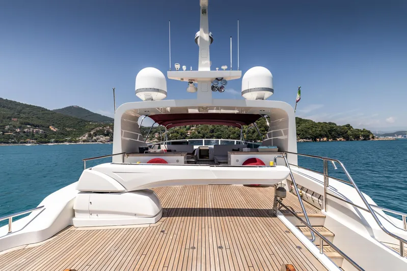 Jasmine Luna Yacht Photos Pics Luxurious 2007 Moonen JASMINE LUNA yacht deck with scenic ocean view.