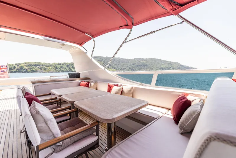 Jasmine Luna Yacht Photos Pics Luxurious seating area on 2007 Moonen JASMINE LUNA yacht with ocean view.