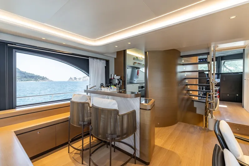 Jasmine Luna Yacht Photos Pics Luxurious interior of 2007 Moonen JASMINE LUNA yacht with ocean view and modern design.