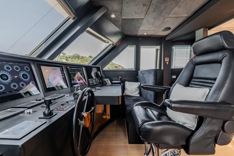 Jasmine Luna Yacht Photos Pics Luxurious helm of 2007 Moonen JASMINE LUNA yacht with advanced navigation systems.