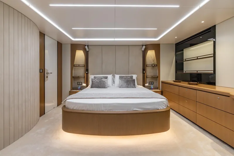 Jasmine Luna Yacht Photos Pics Luxurious bedroom interior on 2007 Moonen JASMINE LUNA yacht, featuring modern design and ambient lighting.