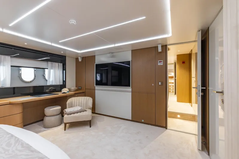 Jasmine Luna Yacht Photos Pics Luxurious interior of 2007 Moonen JASMINE LUNA yacht, featuring modern design and elegant furnishings.