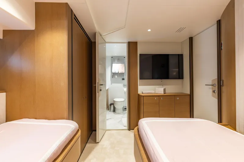 Jasmine Luna Yacht Photos Pics Luxurious cabin interior of 2007 Moonen JASMINE LUNA yacht with twin beds and ensuite bathroom.