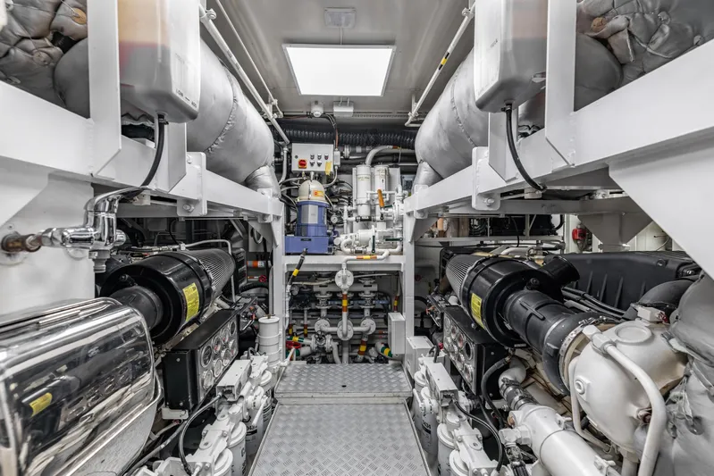 Jasmine Luna Yacht Photos Pics Engine room of 2007 Moonen JASMINE LUNA yacht, showcasing machinery and equipment.