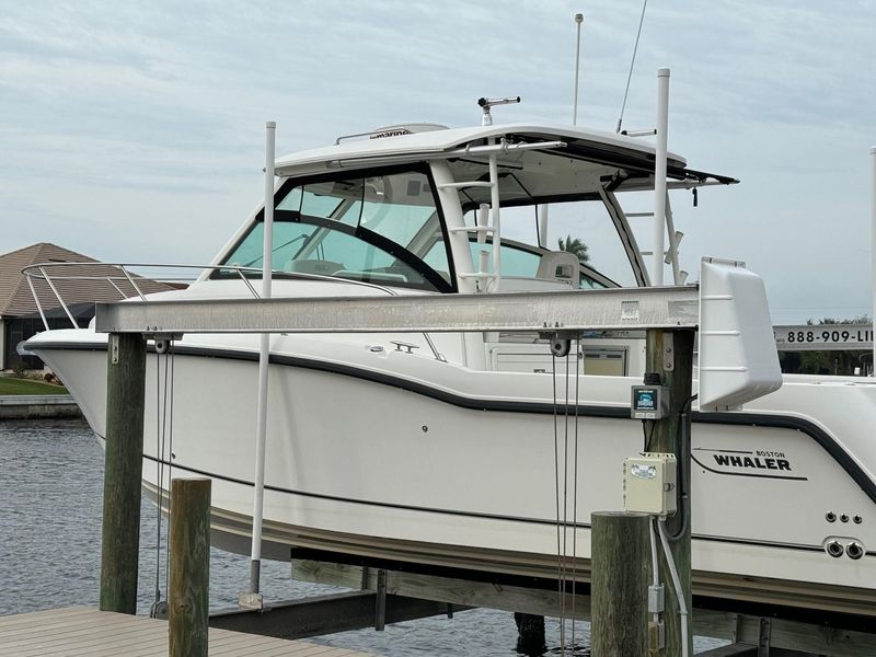 2013 Boston Whaler 315 Conquest