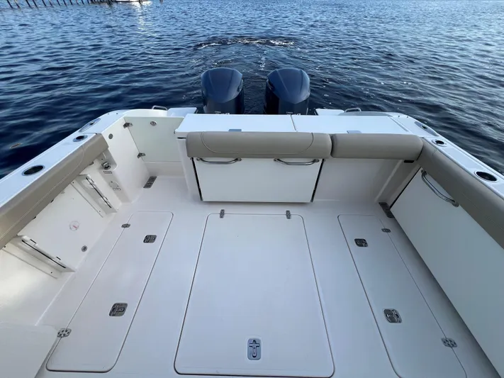 Pursuit 32dc Yacht Photos Pics Pursuit 32 DC - Cockpit