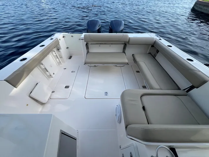 Pursuit 32dc Yacht Photos Pics Pursuit 32 DC - Cockpit