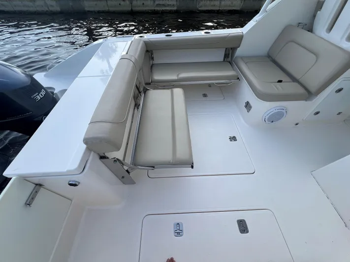 Pursuit 32dc Yacht Photos Pics Pursuit 32 DC - Cockpit