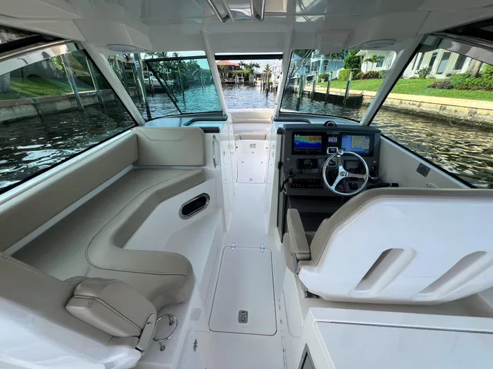 Pursuit 32dc Yacht Photos Pics Pursuit 32 DC - Helm