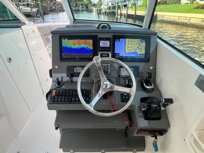 Pursuit 32dc Yacht Photos Pics Pursuit 32 DC - Helm