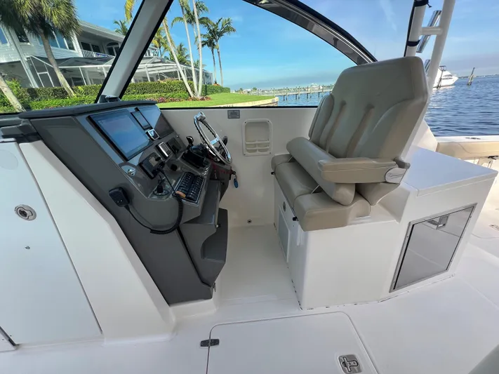 Pursuit 32dc Yacht Photos Pics Pursuit 32 DC - Helm