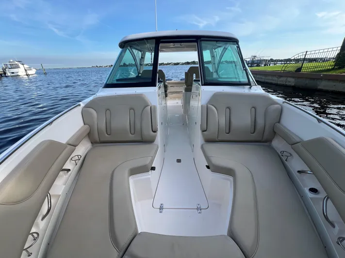 Pursuit 32dc Yacht Photos Pics Pursuit 32 DC - Forward Seating