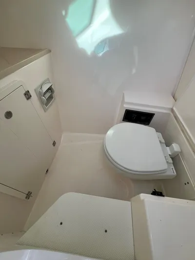 Pursuit 32dc Yacht Photos Pics Pursuit 32 DC - Head