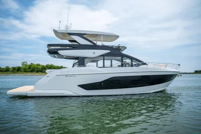 Cruisers Yachts 57 Fly