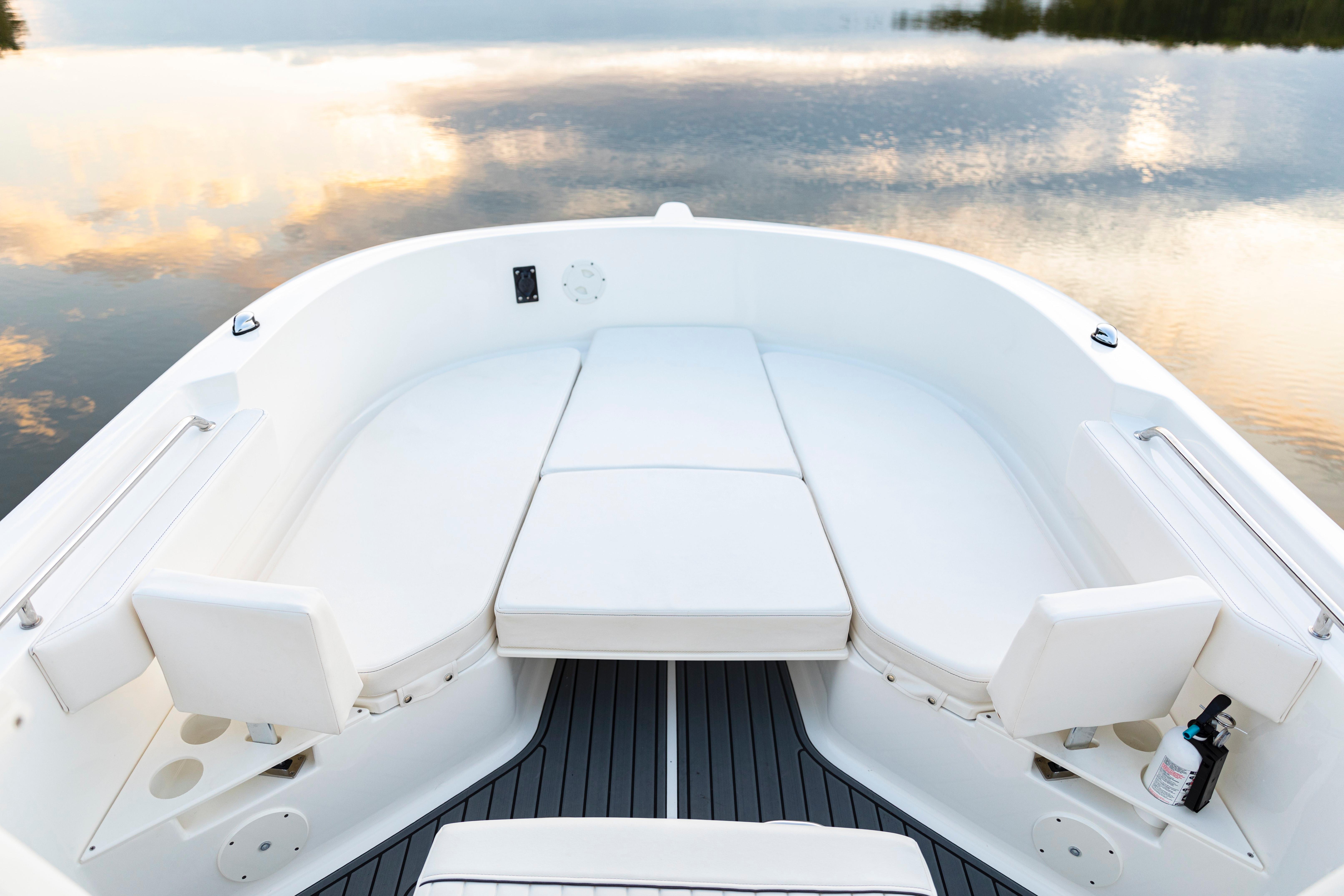 Bayliner T22CC – Explore Center Console Boat Models