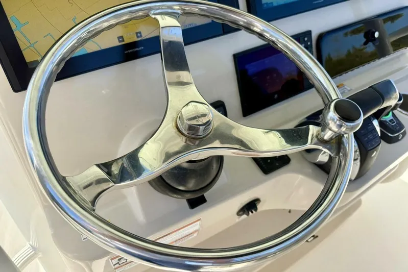 Madness Yacht Photos Pics 2018 Boston Whaler 330 Outrage - Hem/Electronics