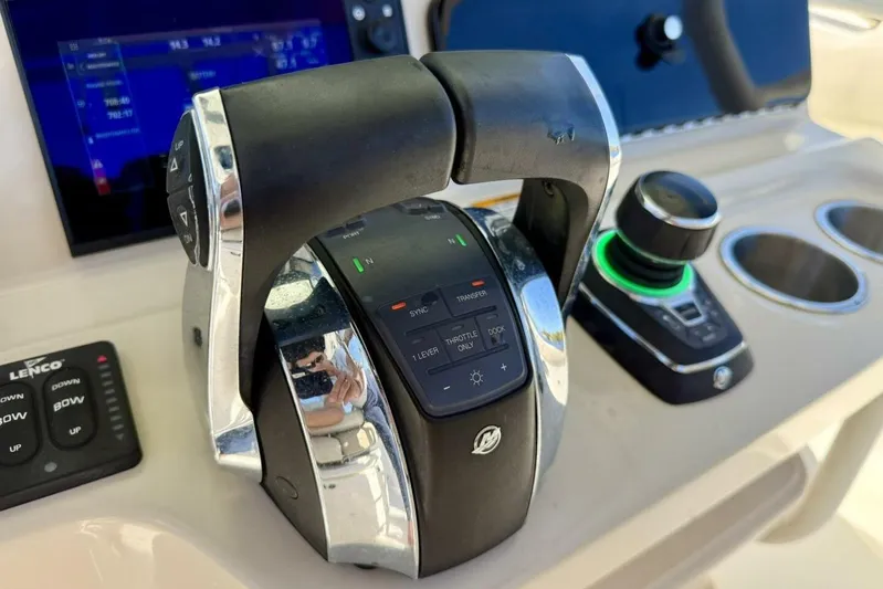 Madness Yacht Photos Pics 2018 Boston Whaler 330 Outrage - Hem/Electronics