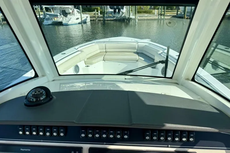 Madness Yacht Photos Pics 2018 Boston Whaler 330 Outrage - Hem/Electronics
