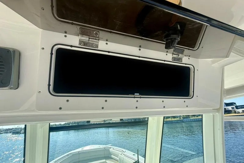 Madness Yacht Photos Pics 2018 Boston Whaler 330 Outrage - Hem/Electronics