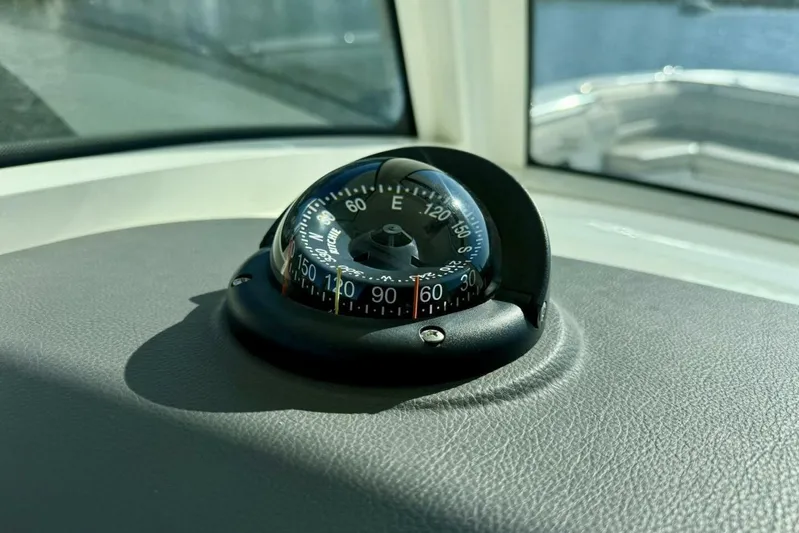 Madness Yacht Photos Pics 2018 Boston Whaler 330 Outrage - Hem/Electronics