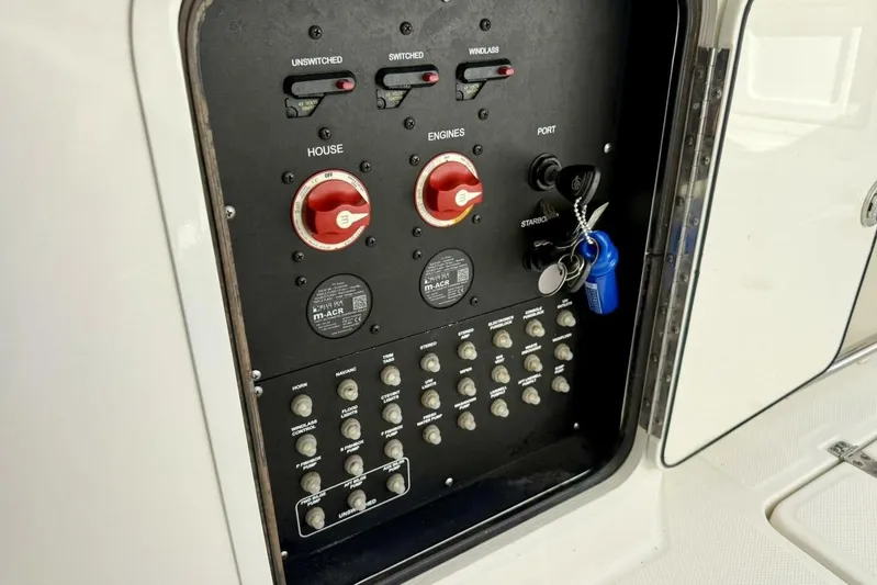 Madness Yacht Photos Pics 2018 Boston Whaler 330 Outrage - Hem/Electronics