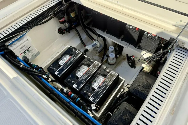 Madness Yacht Photos Pics 2018 Boston Whaler 330 Outrage - Engine