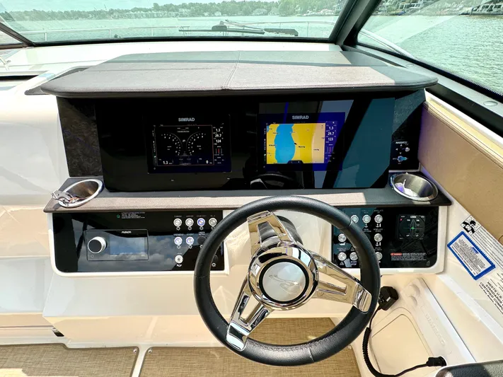 Bee Good Yacht Photos Pics Dual 9in Simrad Multi-Function Displays