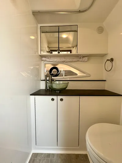 Bee Good Yacht Photos Pics Head / Shower