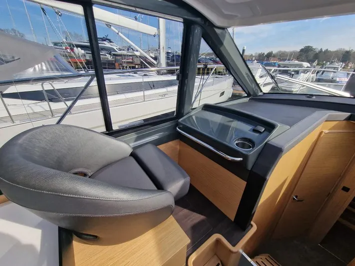 324000084-r40 Yacht Photos Pics Interior of 2025 Bavaria R40 yacht with modern helm and comfortable seating.