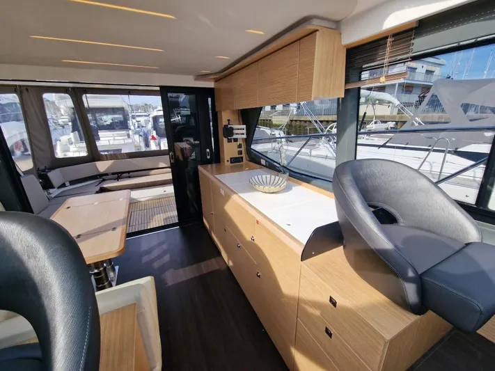 324000084-r40 Yacht Photos Pics Interior of 2025 Bavaria R40 yacht, featuring modern design, wooden cabinetry, and comfortable seating.