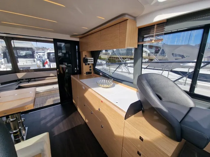 324000084-r40 Yacht Photos Pics Interior of 2025 Bavaria R40 yacht, featuring modern kitchen and seating area with ample natural light.