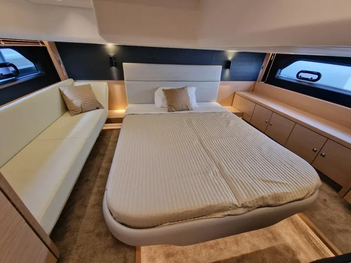 324000084-r40 Yacht Photos Pics Luxurious bedroom interior of 2025 Bavaria R40 yacht with modern design and cozy furnishings.