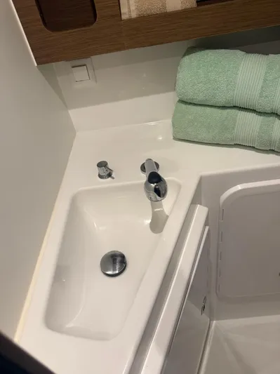 Jelliblu Yacht Photos Pics 