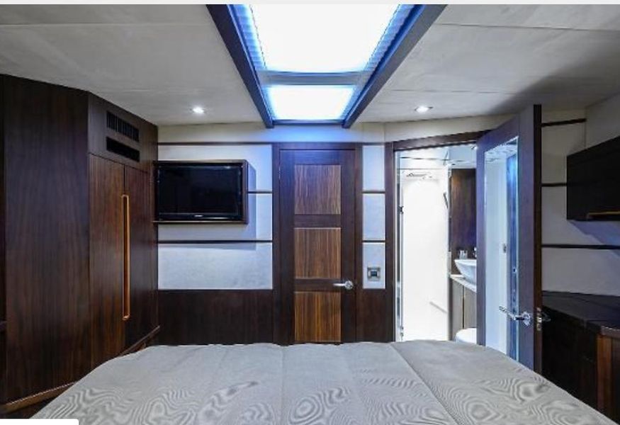 2016 Galeon Skydeck 56