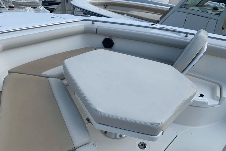 2019 Boston Whaler 350 Outrage