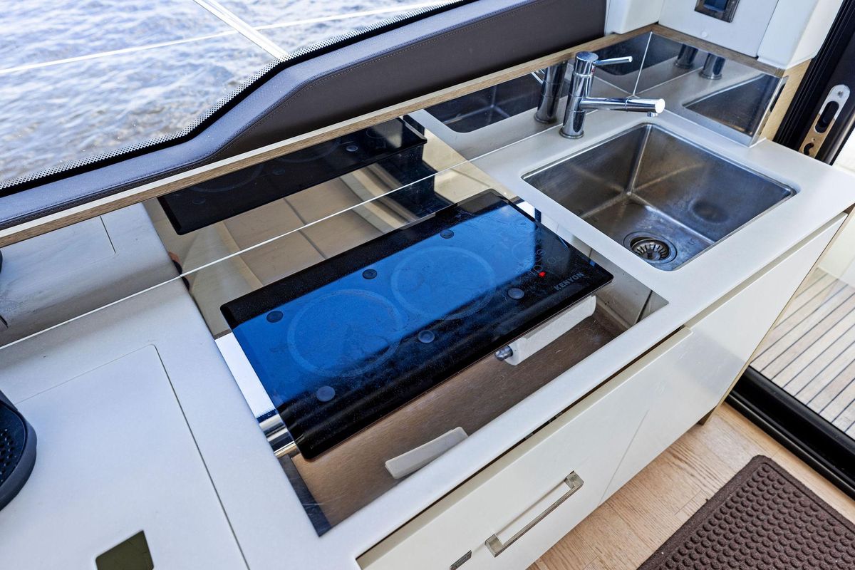 2018 Prestige 46 