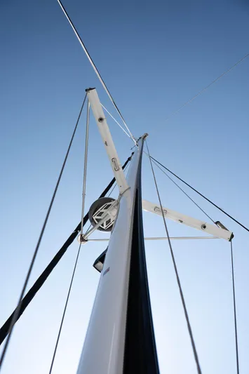  Yacht Photos Pics Mast of 2023 Fountaine Pajot Isla 40 catamaran against clear blue sky.